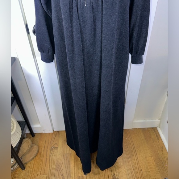 Vintage Vanity Fair Black and Ivory Women's Robe - Picture 6 of 9